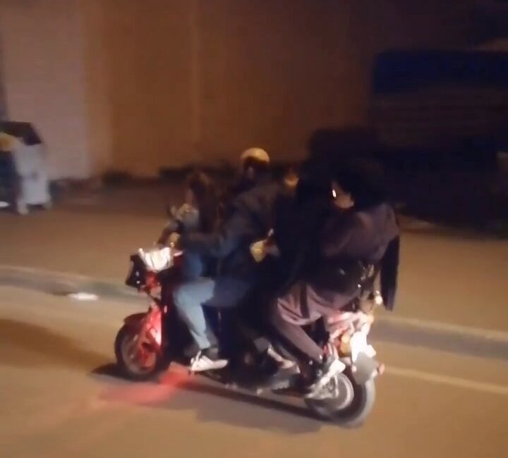 Bursa’da bir motosiklete altı kişi bindi Bursa-Ankara Yolu’nda motosiklete 6 kişi binen aileyi gören vatandaşlar gözlerine