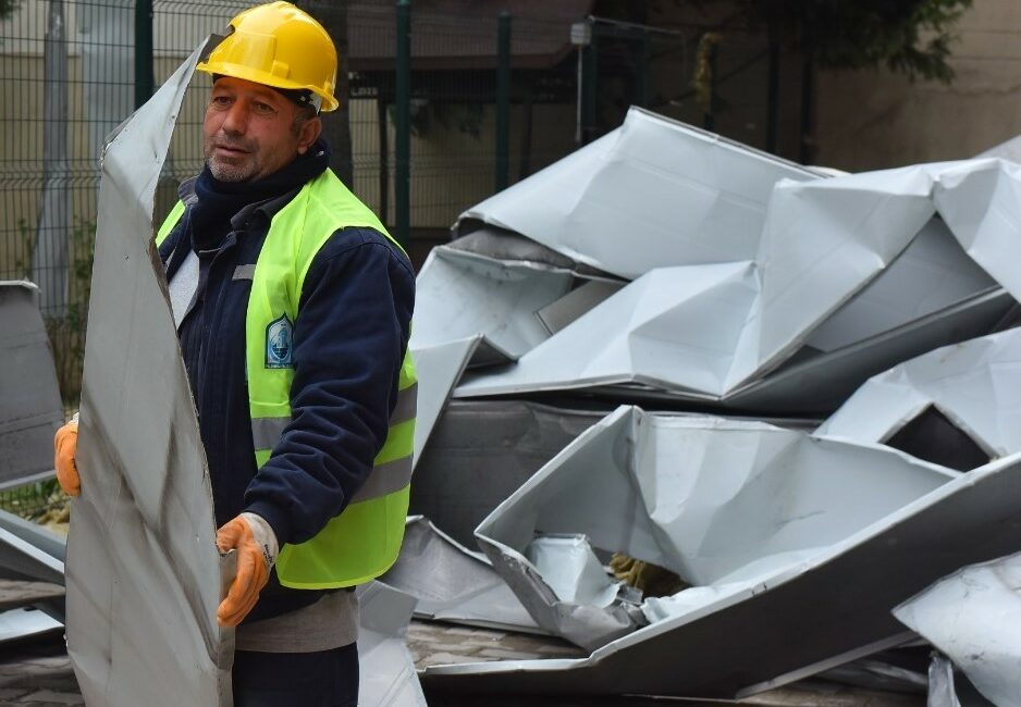 Yıldırım’da lodosla etkin mücadele YILDIRIM BELEDİYESİ, HAYATI OLUMSUZ ETKİLEYEN LODOSA KARŞI ALDIĞI ÖNLEMLERLE MAĞDURİYETLERİN
