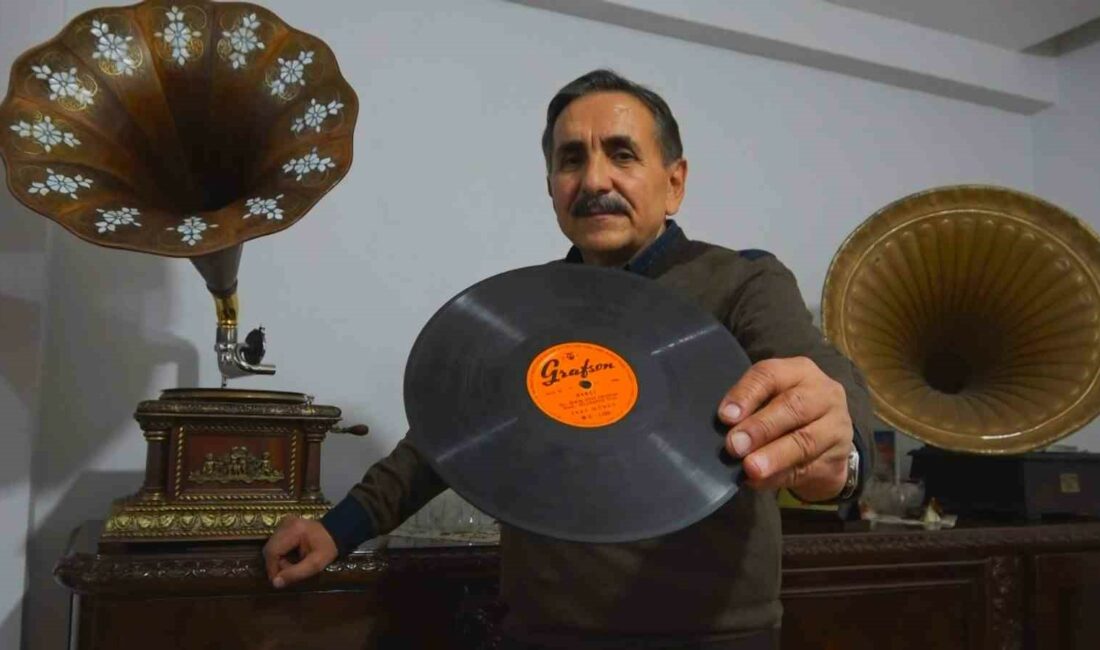 2 binin üzerinde biriktirdiği taş plakla misafirlerini geçmişe götürüyor BURSA’NIN MUSTAFAKEMALPAŞA İLÇESİNDE YAŞAYAN 61 YAŞINDAKİ EMEKLİ DEVLET MEMURU EMİN