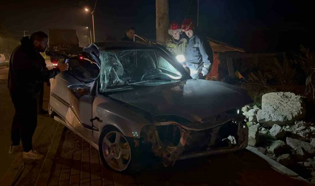 Bursa’da otomobille elektrik direğine çarpan sürücü yaralandı BURSA’DA BİR OTOMOBİL DİREKSİYON HAKİMİYETİNİ KAYBEDEREK 35 METRE BOYUNCA SÜRÜKLENEREK