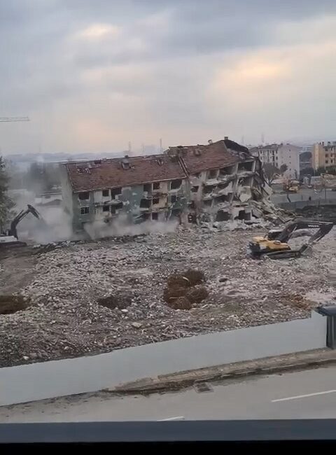 4 katlı bina saniyeler içerisinde yerle bir oldu BURSA’DA KENTSEL DÖNÜŞÜME GİREREK BOŞALTILAN EVLERİN YIKIMI BAŞLADI. AKPINAR MAHALLESİ’NDE