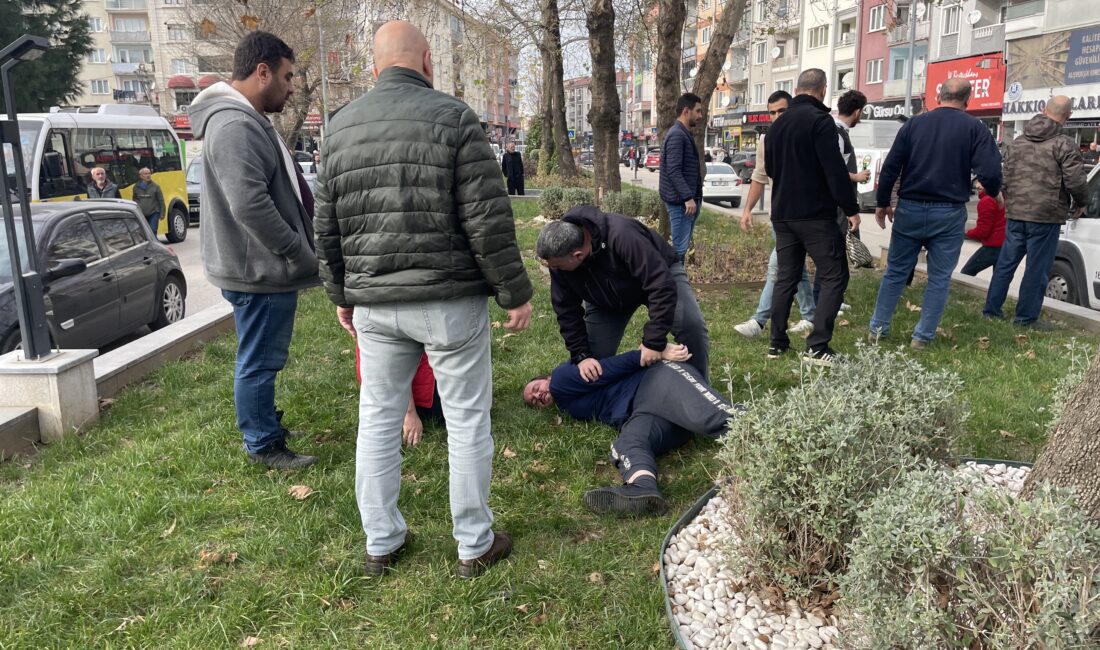 (ÖZEL) Bursa’da esnaf, hırsızlık şüphelisini etkisiz hale getirdi Bursa’nın Gürsu ilçesinde, bir şüphelinin marketten hırsızlık yaptığını fark eden