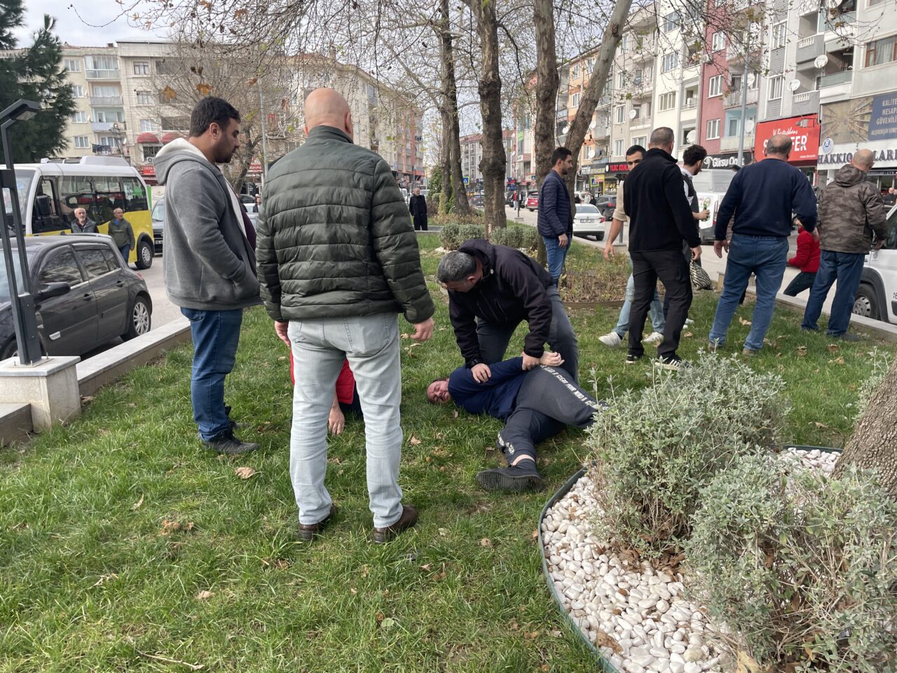 Bursa’nın Gürsu ilçesinde, bir şüphelinin marketten hırsızlık yaptığını fark eden