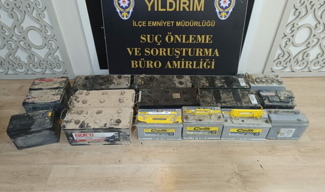 Bursa’da “akü faresi” kıskıvrak yakalandı Bursa'nın Yıldırım ilçesinde, 7 ayrı araçtan akü çalan şüpheli gözaltına