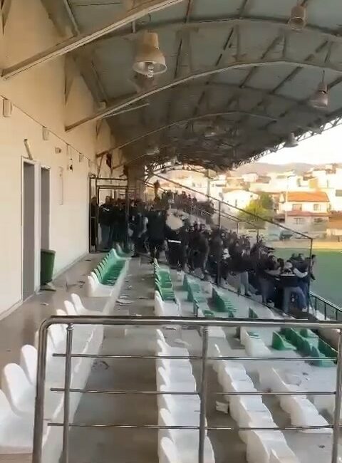 Bursa'nın Yıldırın ilçesindeki bir futbol müsabakasında taraftarlar birbirine girdi.