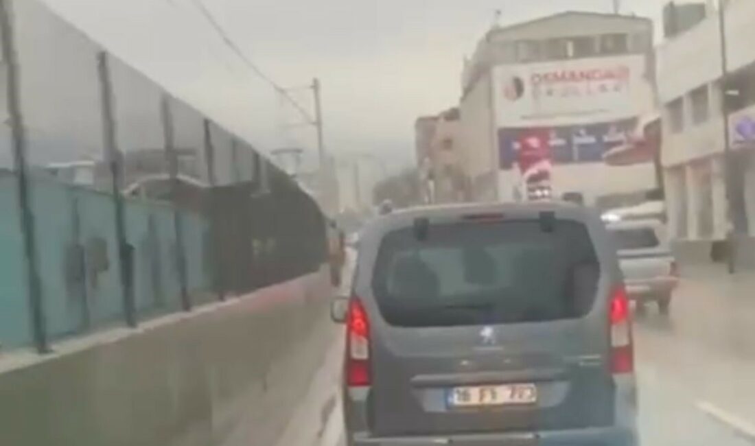 Bursa’da ambulansa yol vermeyen trafik magandası kamerada BURSA’DA SOL ŞERİTTE İLERLEYEN AMBULANSIN ÖNÜNE GEÇEN HAFİF TİCARİ ARAÇ