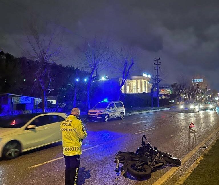 Aracını valeye verdi başına gelmeyen kalmadı BURSA'DA 16 YAŞINDAKİ VALE OTOMOBİLİ OTOPARKTAN ÇIKARTIRKEN ARKADAN GELEN MOTOSİKLET