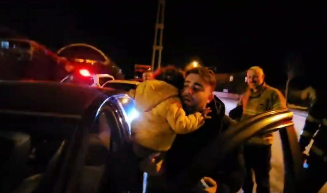 Araçta kilitli kalan 2 yaşındaki çocuk için ekipler seferber oldu BURSA'NIN İNEGÖL İLÇESİNDE ARAÇTA KİLİTLİ KALAN 2 YAŞINDAKİ ARAS, İÇİN