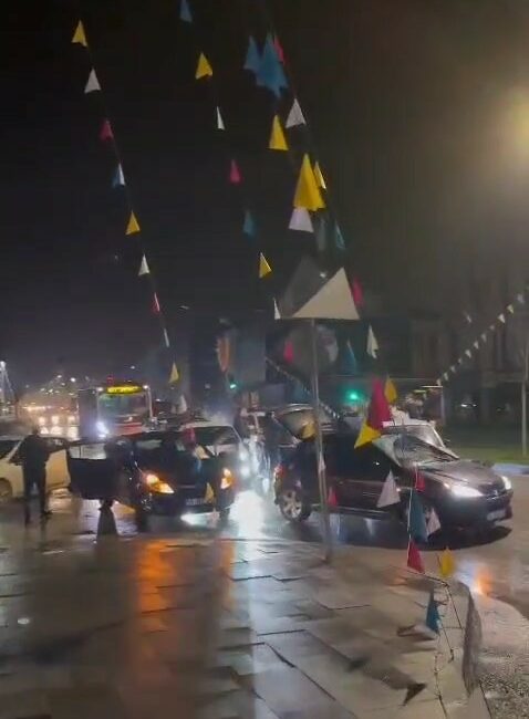 Asker konvoyu yolu kapattı, çiftetelli oynadılar BURSA İNEGÖL'DE ASKER KONVOYUNDA ARAÇLARIYLA CADDEYİ KAPATAN GENÇLER ÇİFTETELLİ OYNADILAR.