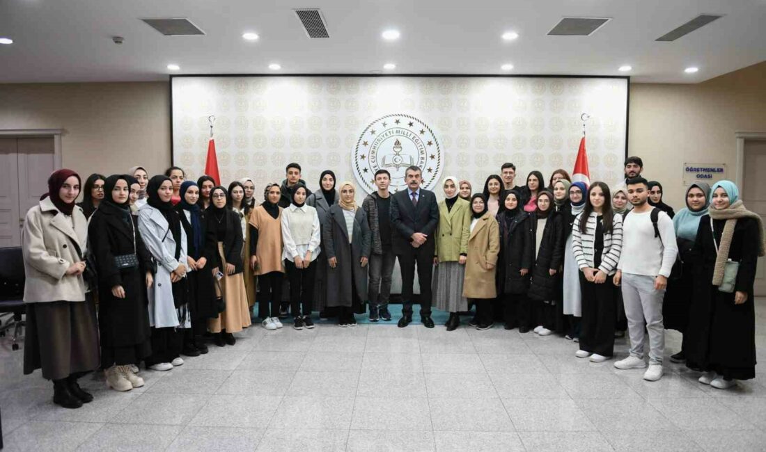 Bakan Tekin, BUÜ’lü öğrencileri ağırladı BURSA ULUDAĞ ÜNİVERSİTESİ (BUÜ) HÜR EĞİTİMCİLER TOPLULUĞU ÜYELERİ, MİLLİ EĞİTİM