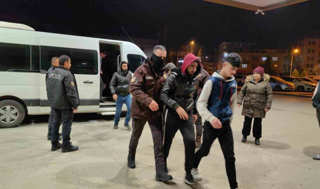 Bir evde 13 kaçak BURSA'DA 13 KİŞİ SINIRDIŞI EDİLDİ