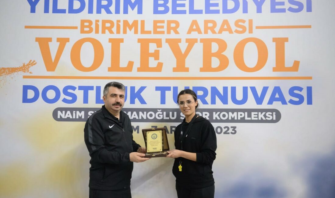 Bu turnuvanın kazananı dostluk oldu YILDIRIM BELEDİYESİ ÇALIŞANLARI ARASINDA DÜZENLENEN GELENEKSEL BİRİMLER ARASI VOLEYBOL TURNUVASI