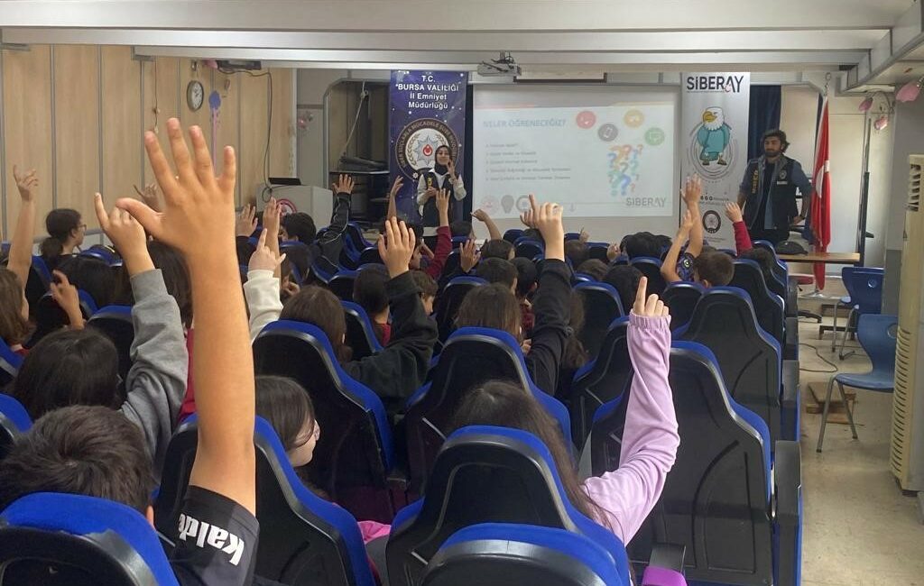 Bursa polisi 2 bin 246 öğrenciyi siber güvenlik hakkında bilgilendirdi SİBER SUÇLARLA MÜCADELE ŞUBE MÜDÜRLÜĞÜ EKİPLERİ, OKULLARDA "SİBER GÜVENLİK", "GÜVENLİ