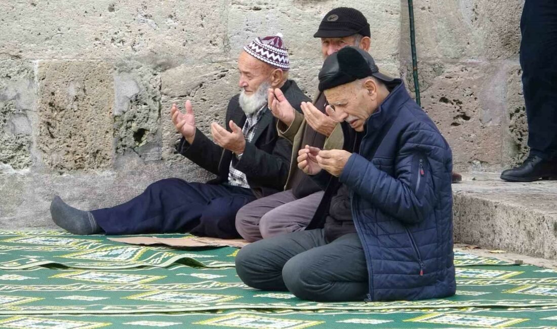 BURSA’DA ULU CAMİ’DE KILINAN CUMA NAMAZI SONRASINDA ELLER FİLİSTİN İÇİN