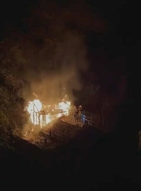 BURSA’DA BİR ÇİFTLİKTE SEBEBİ BİLİNEMEYEN BİR ŞEKİLDE YANGIN ÇIKTI. ETRAFINDAKİ