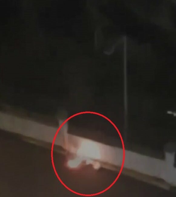 Bursa’da camdan atılan valiz bomba paniğine sebep oldu BURSA’DA GECE SAATLERİNDE ULUDAĞ ÜNİVERSİTESİ’NİN YAKINLARINA BIRAKILAN VALİZ, ÖĞRENCİLERE KORKU