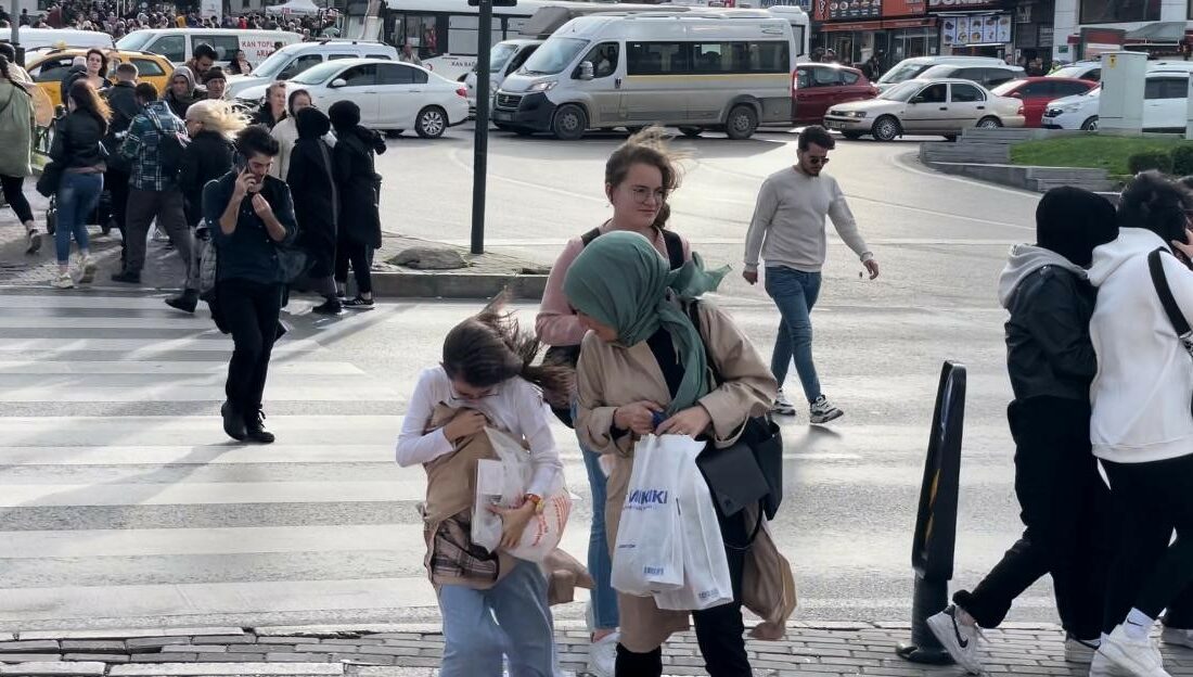 BURSA’DA METEOROLOJİ GENEL MÜDÜRLÜĞÜ’NÜN UYARILARININ ARDINDAN BAŞLAYAN RÜZGAR KENT MERKEZİNİ