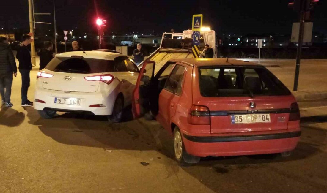 Bursa’da iki araç kafa kafaya çarpıştı: 5 yaralı BURSA’NIN İNEGÖL İLÇESİNDE İKİ OTOMOBİL KAFA KAFAYA ÇARPIŞTI. KAZADA 5