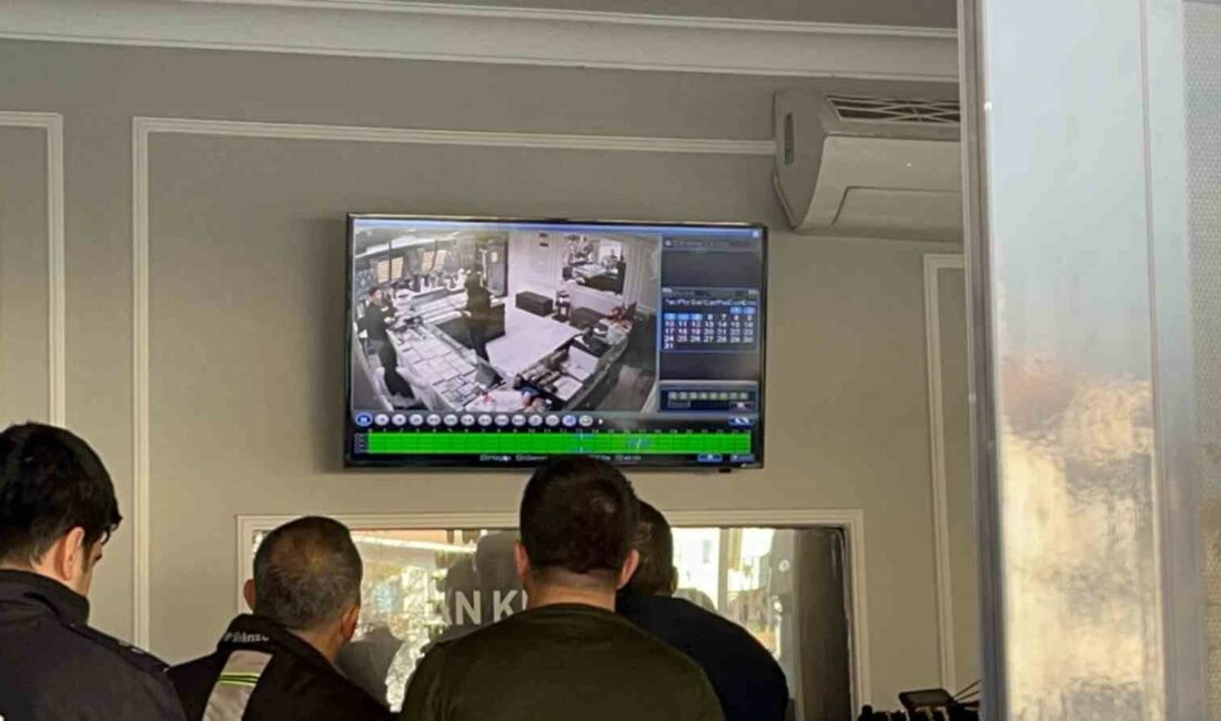 Bursa’da kar maskeli ve silahlı soyguncu kamerada… Polis ekipleri olayı böyle araştırdı URSA’DA KAR MASKELİ, SİLAHLI SOYGUNCU GİRDİĞİ KUYUMCUDAN 9 ADET ADANA