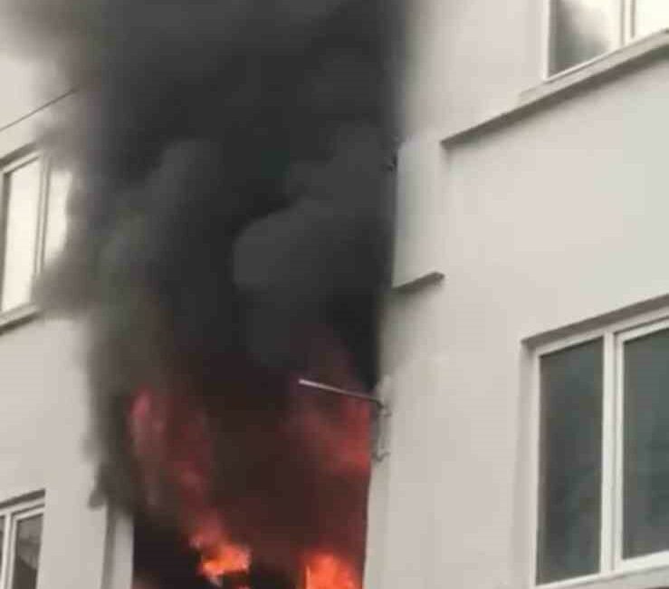 BURSA’DA BİR İKAMETİN MUTFAK KISMINDA ÇIKAN YANGIN DAİREYİ KÜLE ÇEVİRDİ.