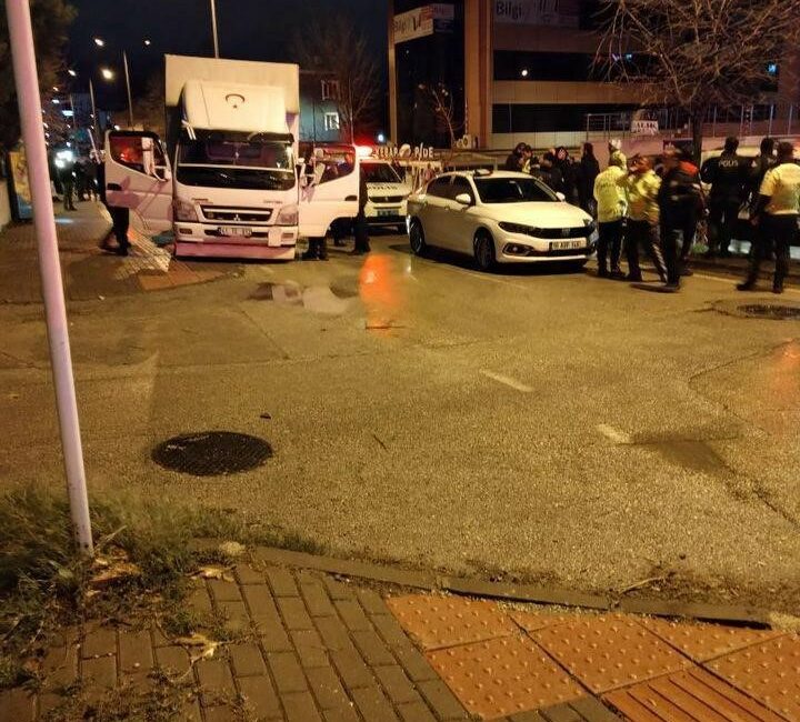 Bursa’da nefes kesen kovalamaca BURSA’DA POLİS EKİPLERİNİN ‘DUR’ İHTARINA UYMAYAN KAMYONET SÜRÜCÜSÜ ONLARCA EKİBİ