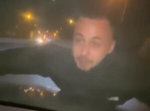 BURSA’DA BİR OTOMOBİL SÜRÜCÜSÜ, KAPUTA ÇIKAN ARKADAŞINI ÖLÜMLE BURUN BURUNA