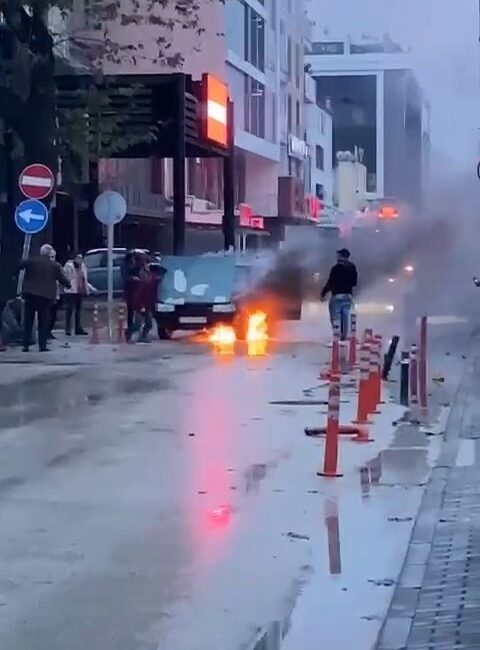 Bursa’da otomobil alevlere teslim oldu BURSA’DA SEYİR HALİNDEKİ OTOMOBİLİNDEN ÇIKAN DUMANLARI GÖREN SÜRÜCÜ ARACINI SAĞA