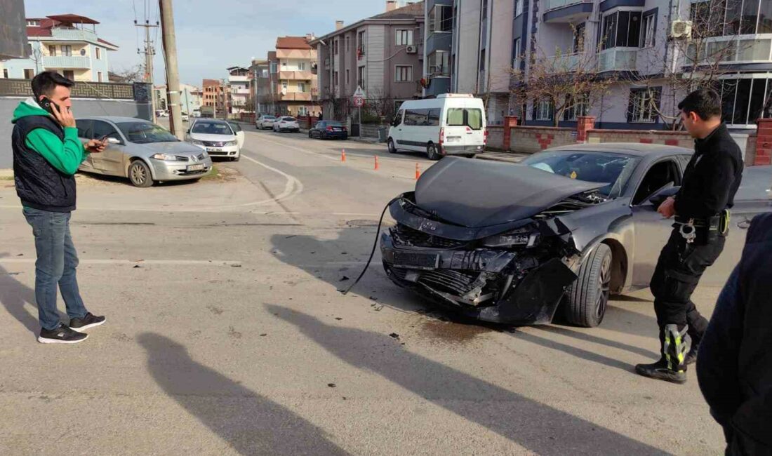 Bursa’da otomobiller çarpıştı: 1 yaralı BURSA'NIN İNEGÖL İLÇESİ SÜLEYMANİYE MAHALLESİ'NDE MEYDANA GELEN KAZADA 2 OTOMOBİL
