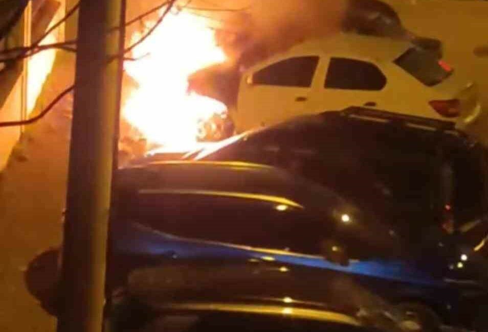 Bursa’da otoparktaki araç yandı BURSA’DA BİR SİTENİN AÇIK ALAN OTOPARKINDA PARK HALİNDEKİ ARAÇ ALEV