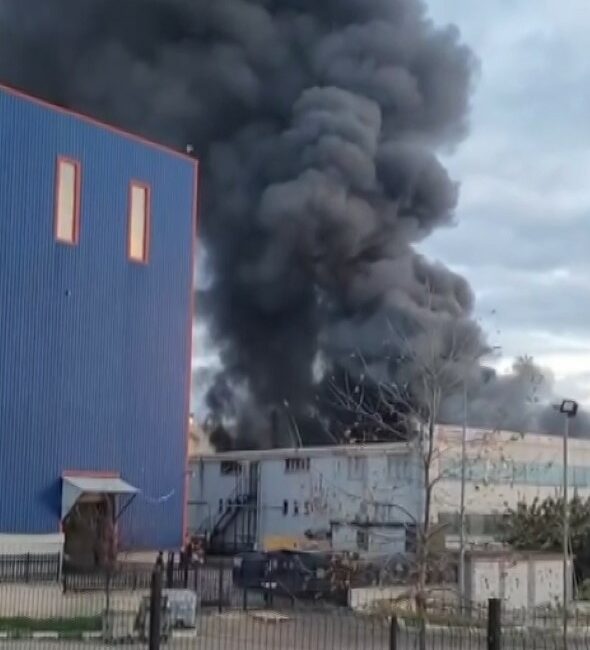 Bursa’da plastik toplama fabrikasında büyük yangın Bursa’da plastik toplama fabrikasında çıkan yangına müdahale ediliyor.