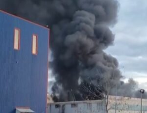 Bursa’da plastik toplama fabrikasında çıkan yangına müdahale ediliyor.