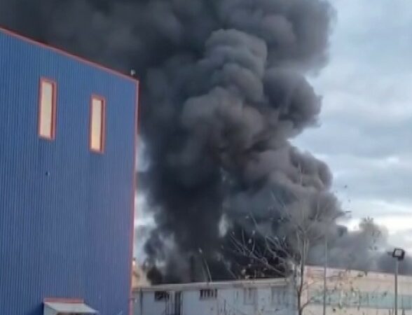 Bursa’da plastik toplama fabrikasında çıkan yangına müdahale ediliyor.