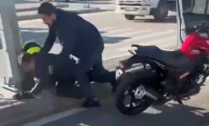 Bursa’da motosiklet sürücüsünü kaskla dövdü Bursa’da trafikte yol verme yüzünden yumruklar konuştu.