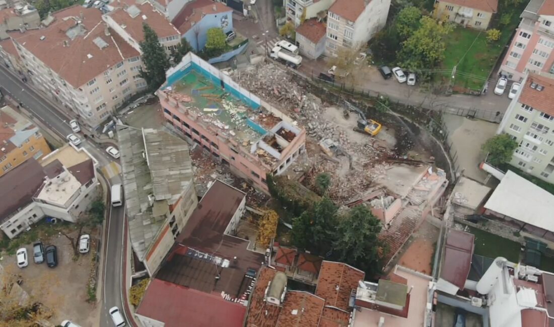 Bursa’daki deprem sonrası yetkililer harekete geçti, tarihi okul yıkılıyor BURSA’DA UZUN YILLAR HİZMET VEREN 1. MURAT İLKOKULU VE ORTAOKULU