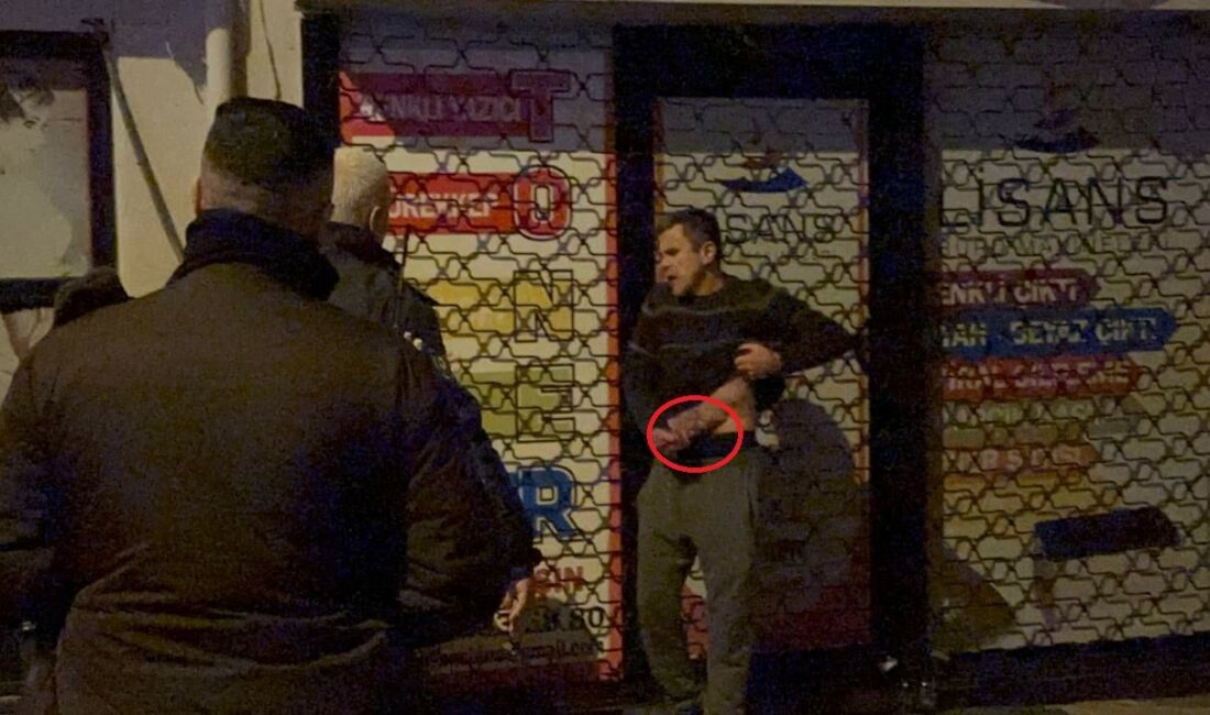 Eski eşini unutamadı, sokak ortasında bıçağı boğazına dayadı BURSA’DA İDDİAYA GÖRE ALKOL ALARAK ELİNDEKİ BIÇAKLA SOKAĞA ÇIKAN ADAM,
