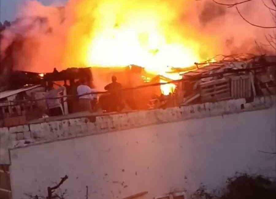 Bursa’da evin çatısında çıkan yangın mahalleyi ayağa kaldırdı.