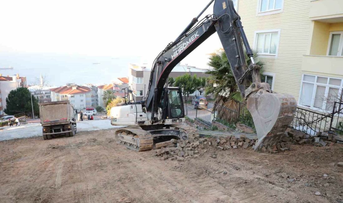 Gemlik’te dört koldan yol atağı GEMLİK BELEDİYESİ FEN İŞLERİ MÜDÜRLÜĞÜ EKİPLERİ TARAFINDAN İLÇENİN DÖRT FARKLI