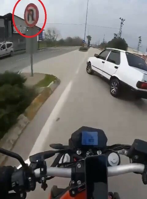 BURSA’DA SEYİR HALİNDEKİ MOTOSİKLET SÜRÜCÜSÜ, ANİDEN DÖNÜŞ YAPAN SÜRÜCÜNÜN KONTROLÜNDEKİ