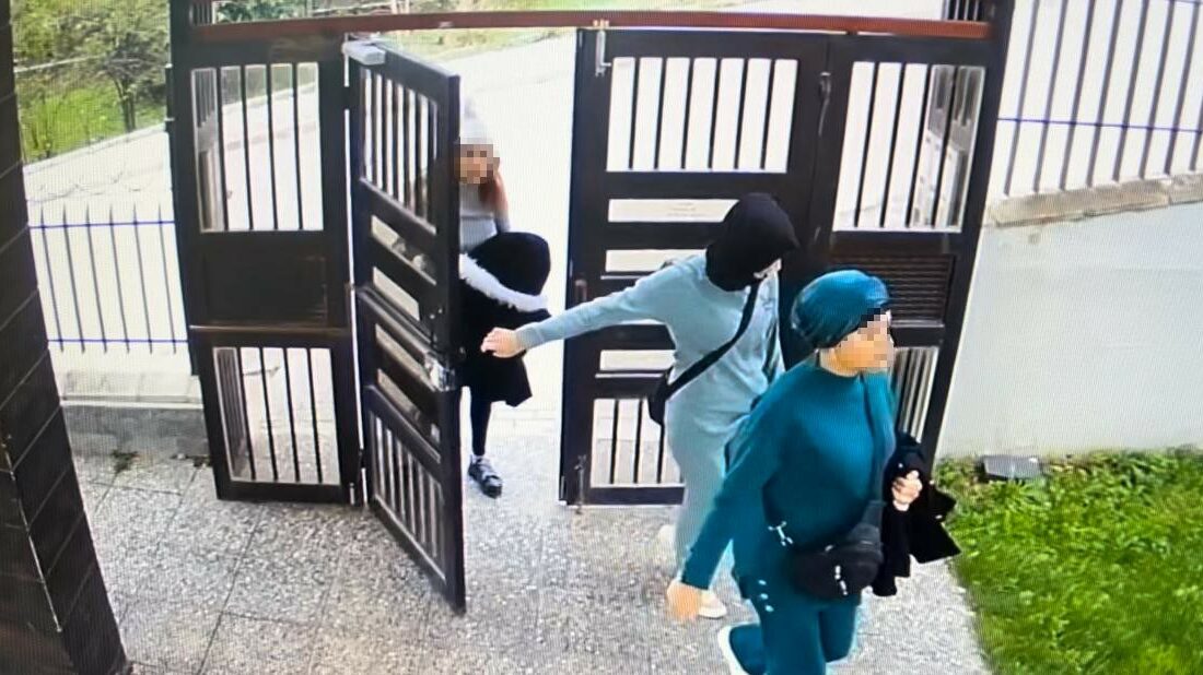 HIRSIZLIK ÇETESİNİN DAİREYE GİRDİĞİ VE YÜZLERİNİ GİZLEMEYE ÇALIŞTIĞI ANLAR GÜVENLİK