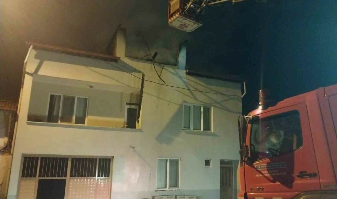 İnegöl’de yangın paniği BURSA İNEGÖL'ÜN KIRSAL AKBAŞLAR MAHALLESİ'NDE BULUNAN 2 KATLI BİNANIN ÇATISINDA
