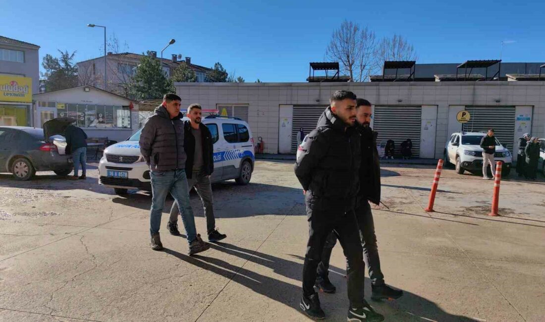 İstanbul’dan İnegöl’e kokain getiren şahıslar yakalandı İSTANBUL’DAN ÖZEL ARAÇLA İNEGÖL'E KOKAİN SEVKİYATI YAPAN 2 TACİR, POLİS