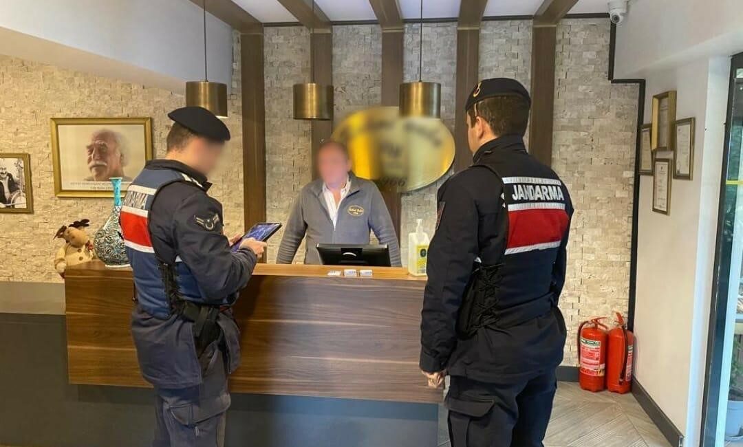 Jandarma’dan günübirlik kiralık ev ve araç firmalarına yönelik huzur uygulaması BURSA İL JANDARMA KOMUTANLIĞI TARAFINDAN GÜNÜBİRLİK KİRALANAN EV VE ARAÇ