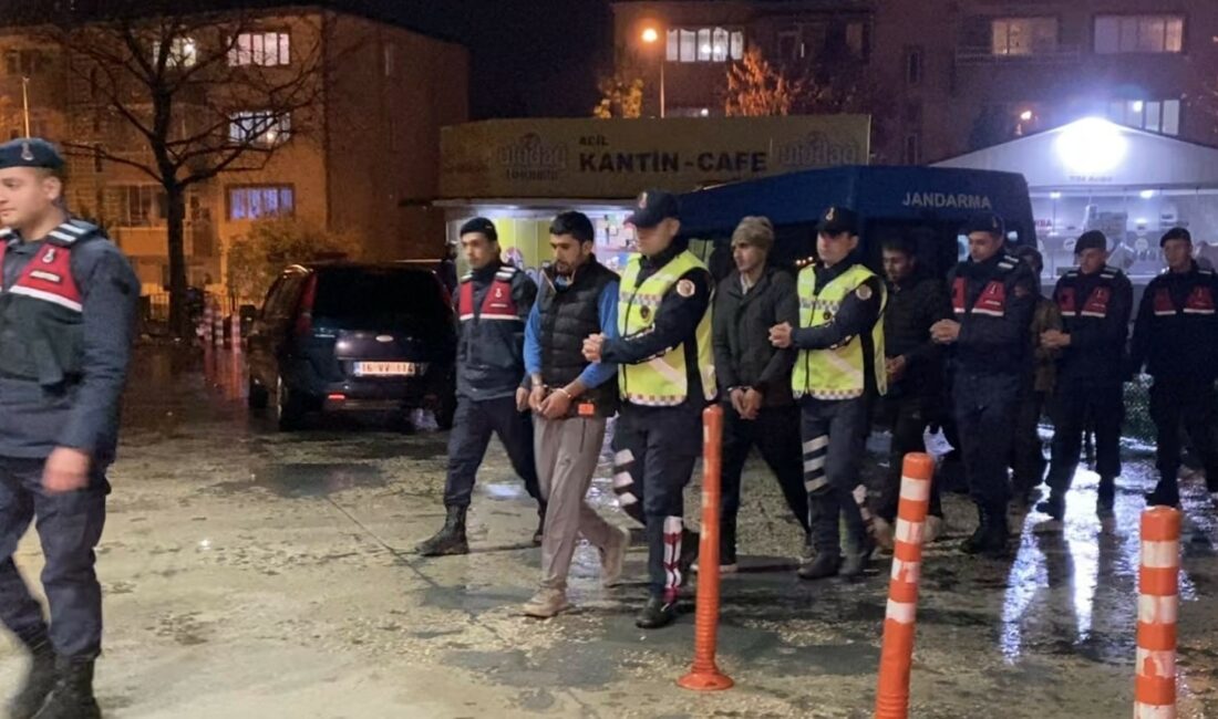 Jandarmanın yürürken durdurduğu 4 kişi kaçak göçmen çıktı BURSA'NIN İNEGÖL İLÇESİNDE JANDARMA EKİPLERİNİN GECE YARISI YÜRÜRKEN GÖRÜP KONTROL