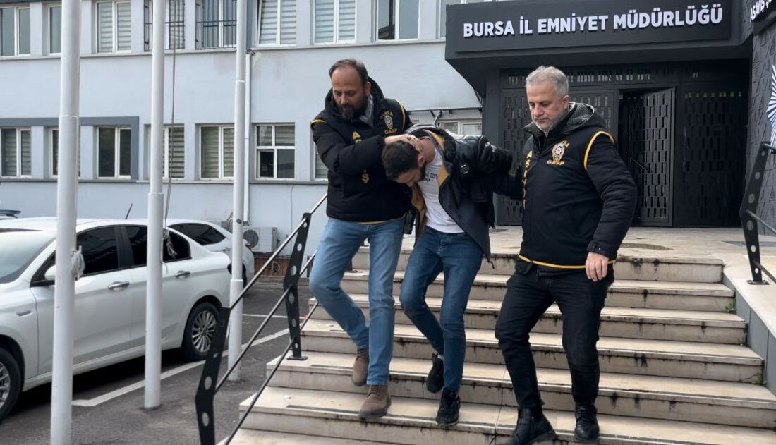 Kar maskeli soyguncu: “Borcum vardı, çıkmaza girdim” BURSA’DA KAR MASKELİ, SİLAHLI SOYGUNCU MOTOSİKLETLE GELDİĞİ KUYUMCUDAN SANİYELER İÇERİSİNDE