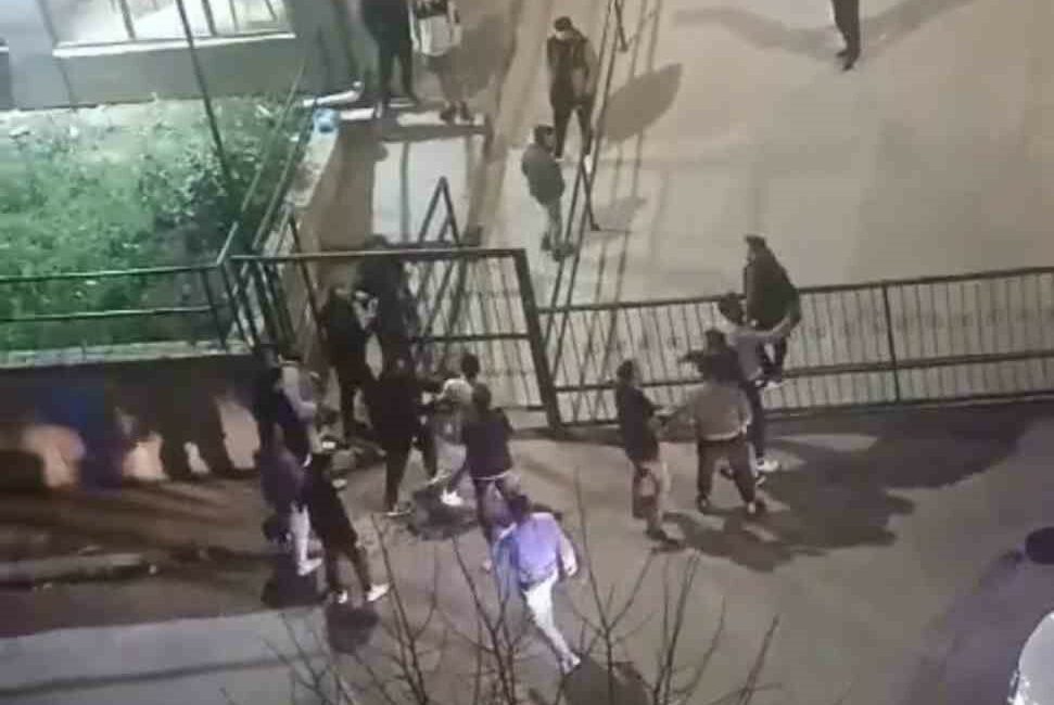 BURSA’DA BİR ÖĞRENCİ YURDUNUN ÖNÜNDE GENÇLER ARASINDA ÇIKAN KAVGADA TEKME