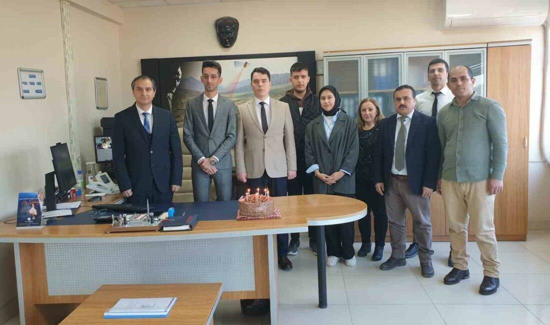 Kaymakam’dan başarılı memura ödül ORHANELİ KAYMAKAMI MUHAMMED FURKAN TUNA TAPU DAİRESİNDE GÖREV YAPAN