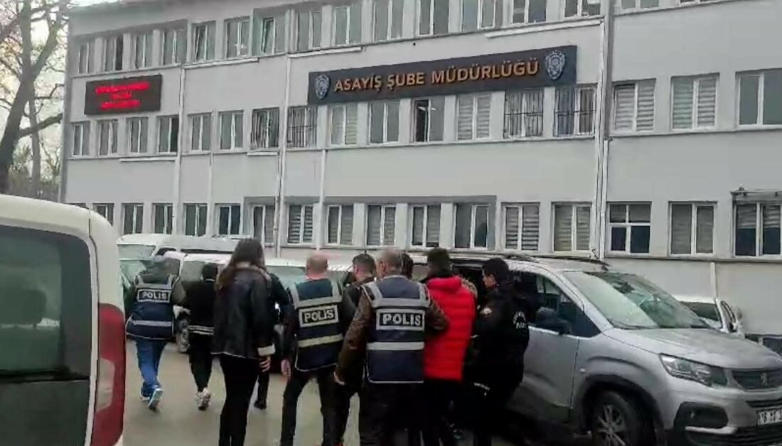 Kendilerini depremzede olarak tanıtan karı-koca fuhuş çetesi çıktı KENDİLERİNİ DEPREMZEDE OLARAK TANITIP ADANA’DAN BURSA’YA GELEN KARI-KOCA VE İKİ