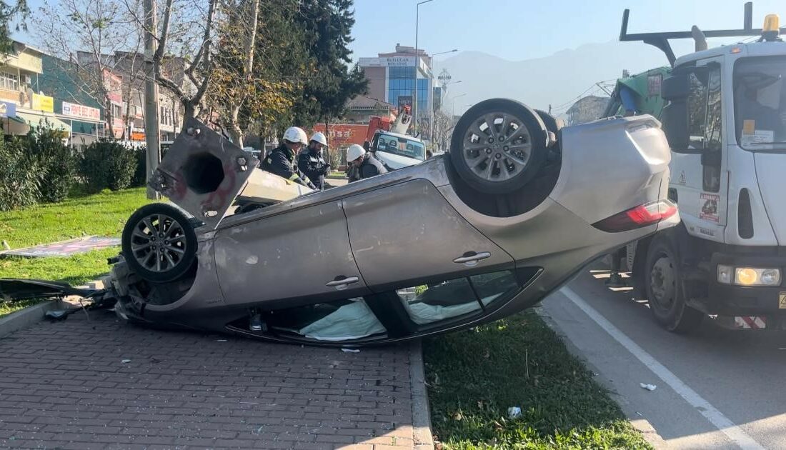 Kontrolden çıkan araç aydınlatma direğine çarpıp takla attı BURSA’DA KONTROLDEN ÇIKAN OTOMOBİL AYDINLATMA DİREĞİNE ÇARPIP TAKLA ATTI.