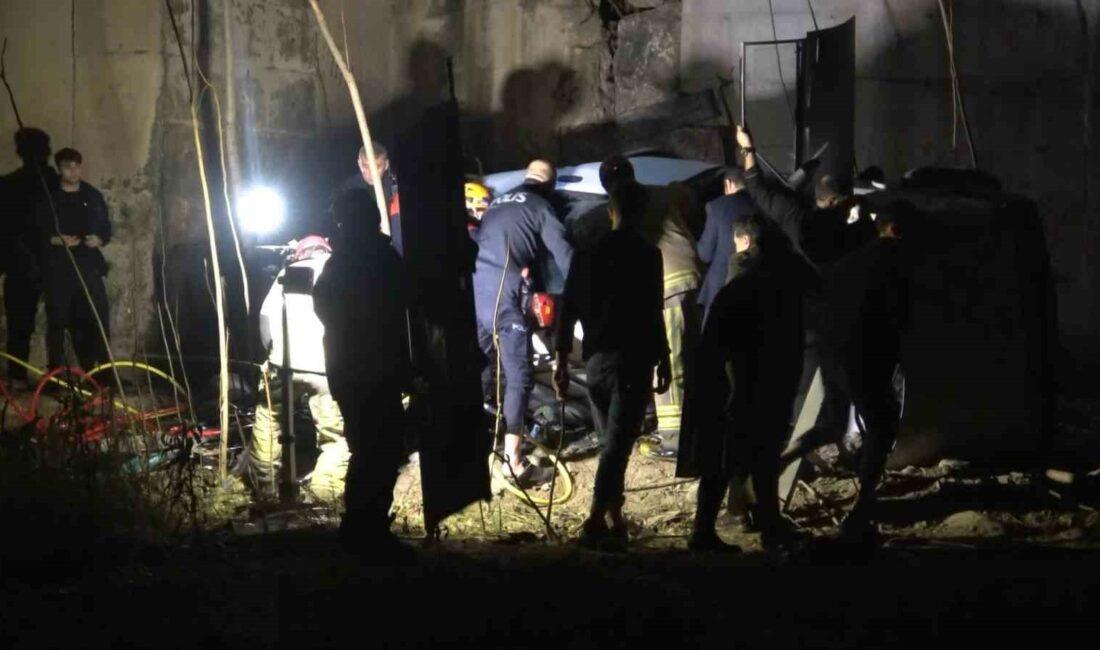 Kontrolden çıkan otomobil dereye uçtu: 4 yaralı BURSA’DA SÜRÜCÜSÜNÜN KONTROLÜNDEN ÇIKAN OTOMOBİL 7 METRE DERİNLİKTEKİ DEREYE UÇTU.