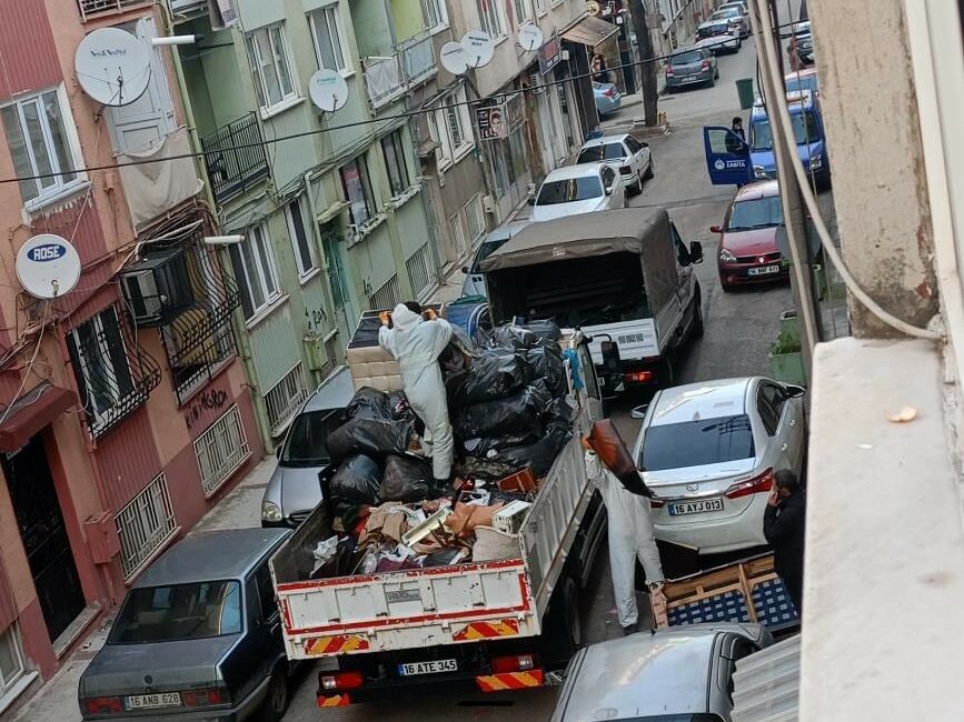 Bursa’da bir evden kamyon dolusu çöp çıktı Bursa’da bir apartman dairesinden gelen koku nedeniyle ekipler savcılık kararı